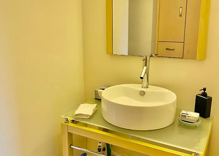 B104 - 1br - 1bth Apartment *